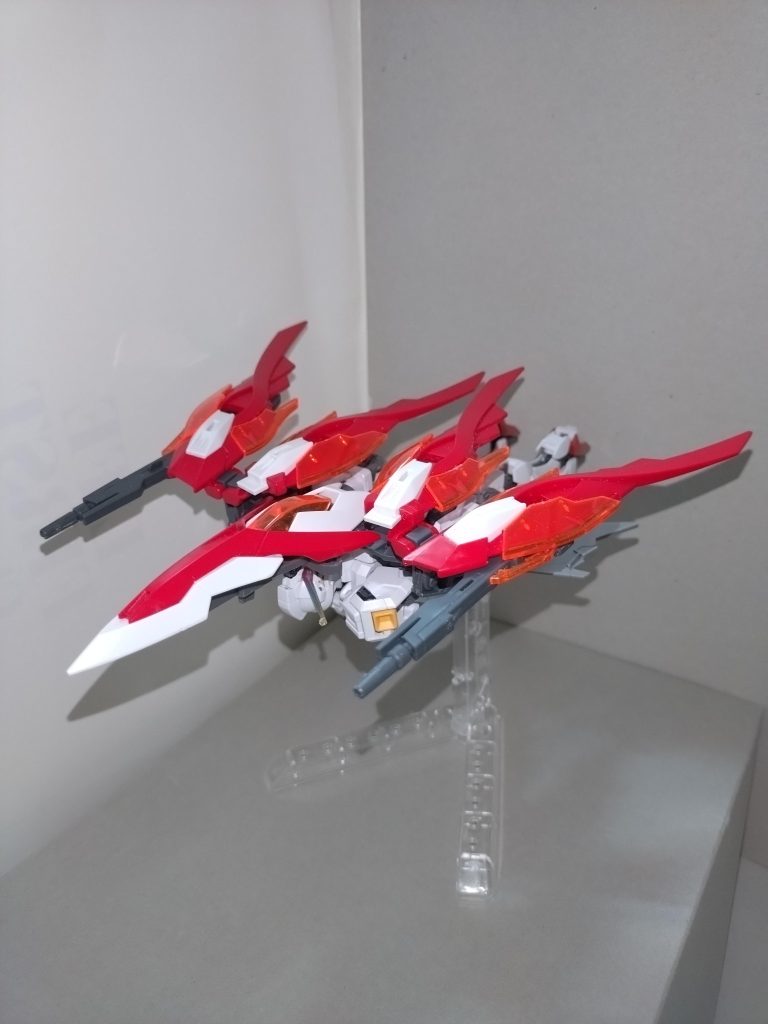 MA形態初華「アクセルターン‼」頭部と下半身を180度回転させ、足首をたたみ、シールドを機首として、主翼と副翼を展開すると、MA形態になる。ロス・ドロリスのMA形態とは異なり、ドッグファイトにもよく使われる。その最高速度は、マッハ10におよぶ。