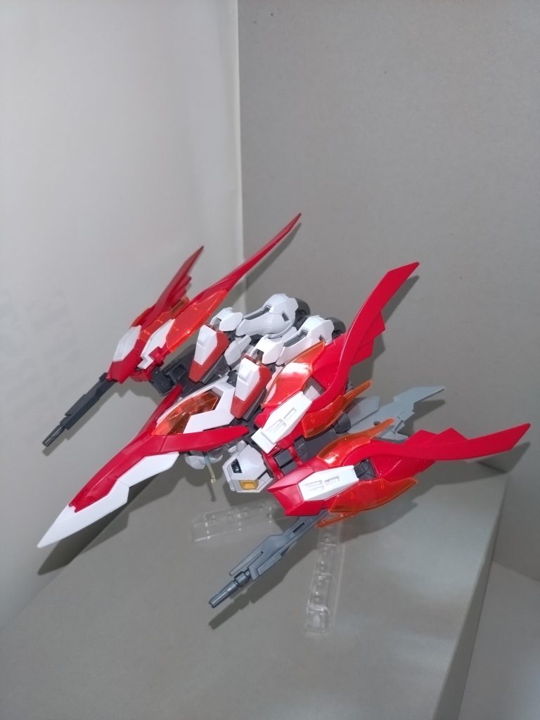 MA形態主翼と副翼を展開、シールドを機首にし、脚部をガンダムエピオンのように背中側へ折り曲げるとMA形態になる。この形態ではロッドライフルは使われないためか、概ね哨戒時にしか変形しない。