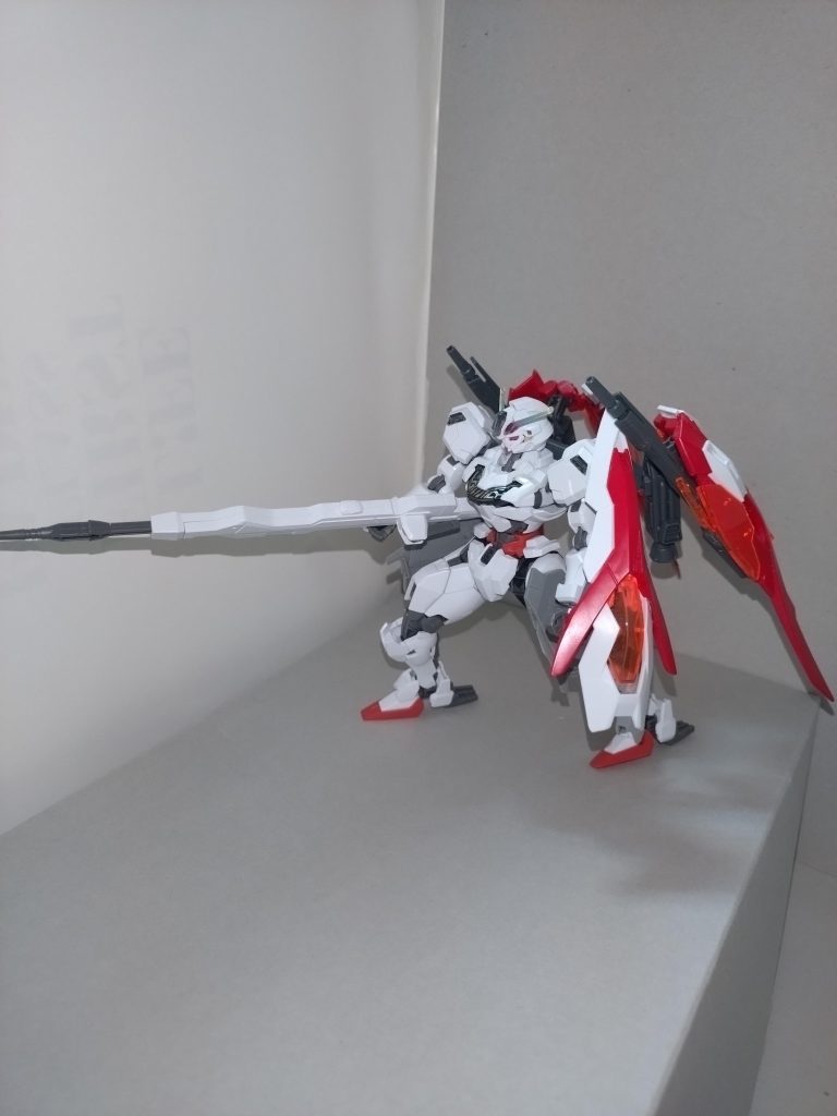 元のキャリバーンは、腰部ブースターの接続穴が縦長の四角穴で、それも簡単に取り外せる仕組みになっていますが、これにより脚部の可動範囲がさらに拡大することに気付き、MA形態での変形パターンをエピオンやハンブラビみたいにしてみました。次回とその次は、腰部ブースターを装備した「スープラ・ロス・ドロリス」状態を取り上げます。