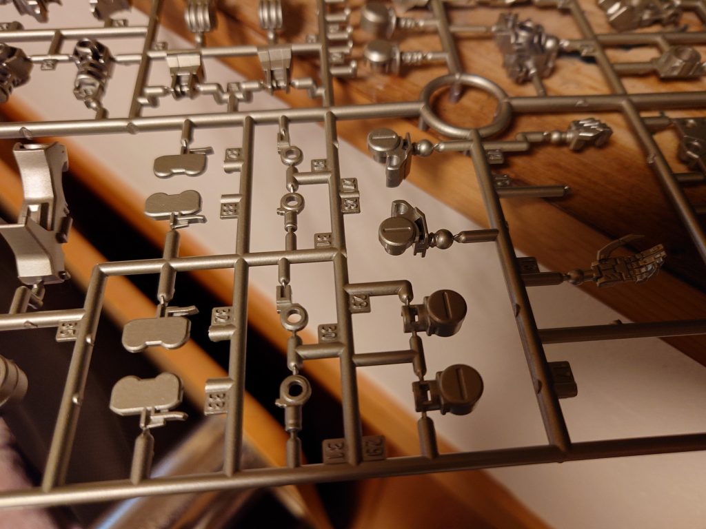 シャンパンゴールドの部分は時短でサフを吹かないで塗装しましたが、すごい綺麗で驚きました