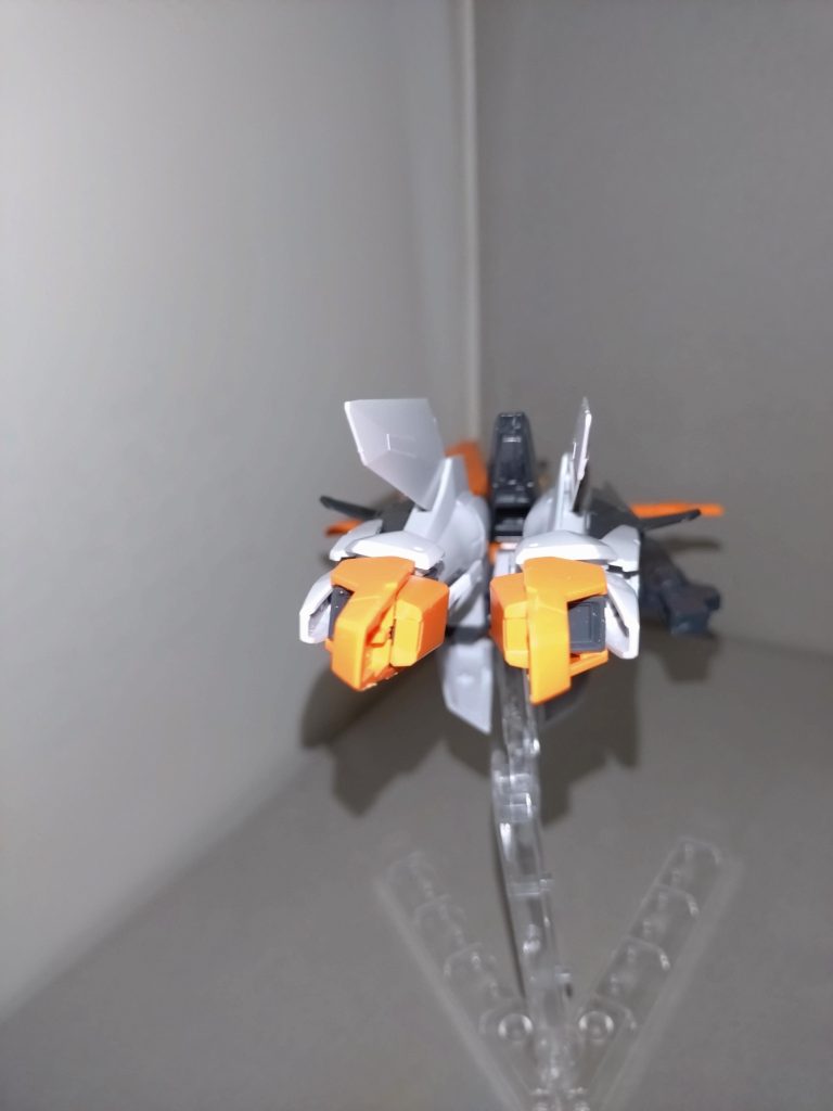 今回のテーマは「変形用差し替えパーツを使わず、完全変形にする」。ということで変形パターンをウイングゼロやセイバーのように、オーソドックスな下半身回転を伴う準寝そべり変形にした結果、シールド以外は差し替えなしの完全変形になりました。