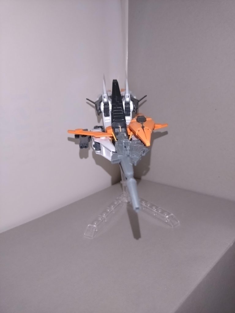 キュリオス自体は素組みですが、頭部とクリアパーツ関連を除いてシールは使わず、また手首もシステムウェポンズ付属のものです。ビームマグナムはユニコーンガンダム、脹脛の増加装甲は30MSオプションパーツセット3から。MA形態での機首にあるダボ穴と、ビームマグナムの本体取付用ダボピンとが偶然合ったので、使ってみました。 なお投稿翌日にシールドがもう1点手に入りましたので、次回は左右両腕にシールドを取り付けた「完全態」を投稿しようと思っています。