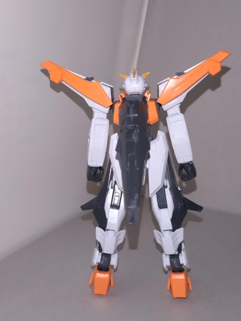 元のガンダムキュリオスとは異なり、フロントアーマーをなくした代わりに、脹脛に増加装甲を設け、さらにビームマグナムを武装に加えるなど、より攻撃的な機体になった。