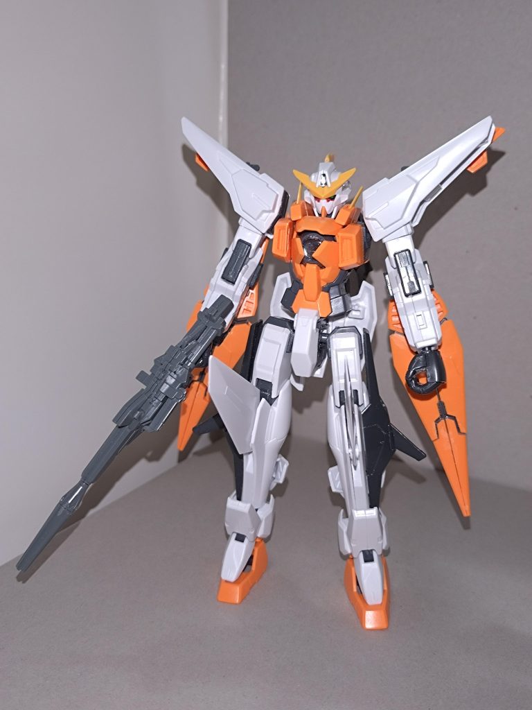 ガンダムキュリオスL(レヴァンティン)完全態 MyGOの2人いるギター担当の片割れ・千早愛音が制作したガンダムキュリオス・レヴァンティンには、より安定した飛行能力を持たせるため、GNシールドを2枚に増設するプランがあった。