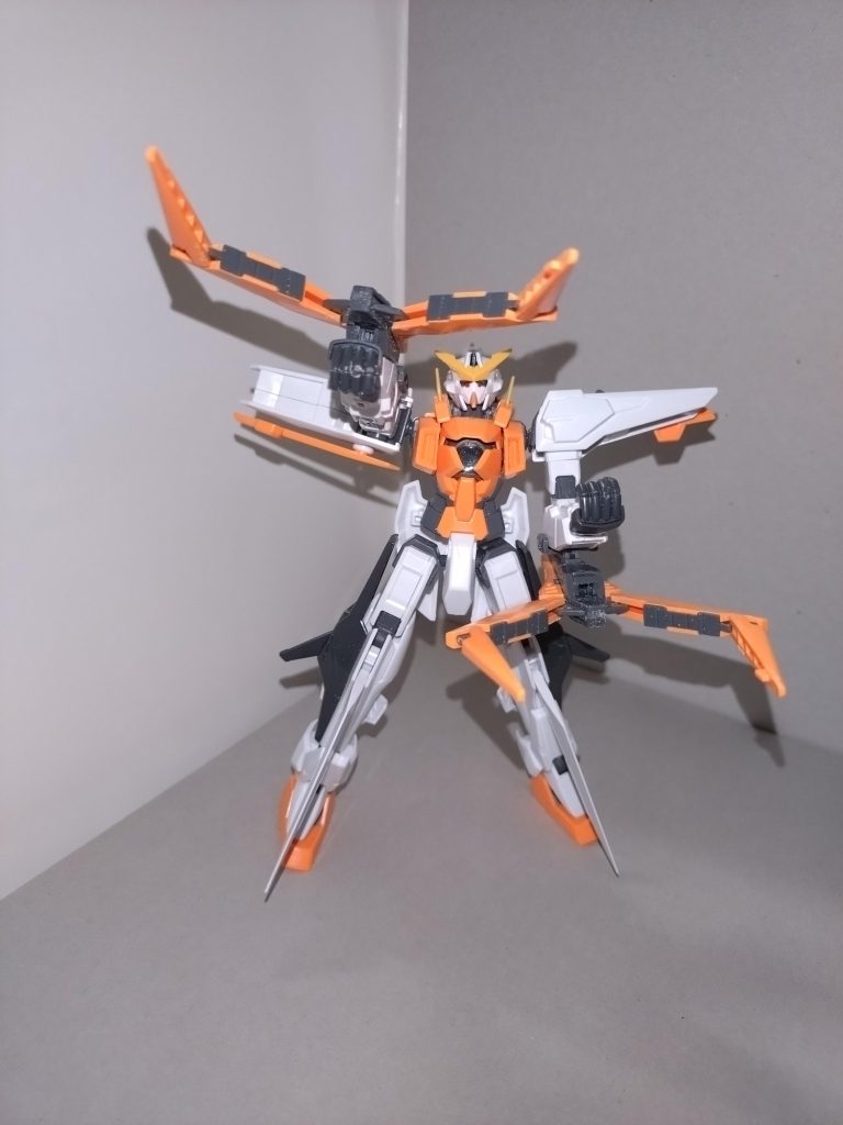 その店でキュリオス用GNシールドがバラ売りされているのを見た愛音はすかさず購入。ついに念願のダブルシールドクローを再現させるのであった。