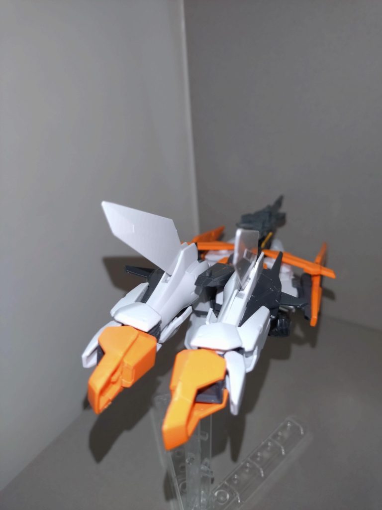 そんなわけで2回にわたりガンダムキュリオスLをご紹介してきました。前回手に入らなかった2枚目のGNシールドを装備させることはできたものの、2挺目のビームサブマシンガンはついに手に入らず、やむなく外しました。GNシールドのクローは、右腕用ではA-25+C-24(ダボピンなし)・A-26+C-25(ダボピンあり)を、説明書の記載とは左右逆に組み立てています。ちなみに前回書き忘れたことですが、ビームサーベルはウイングゼロ炎からいただきました。