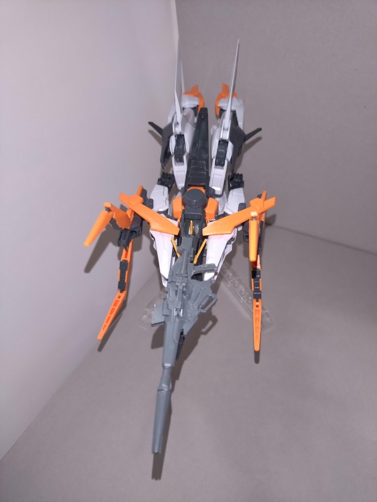 またMA形態でもクローを展開し、白兵戦を仕掛けられるようになったが、その場合は機首のビームマグナムを反転させる。