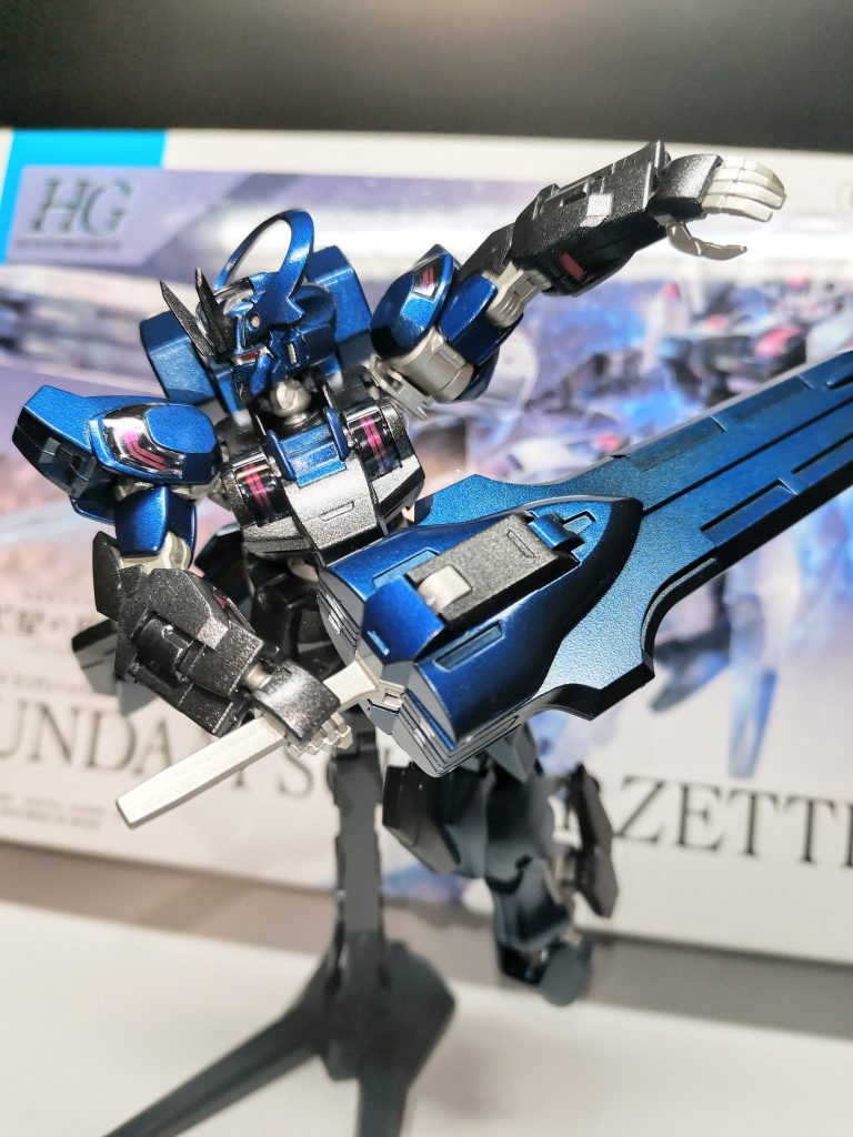 色は百式を塗装した時に余ったタミヤのマイカブルーとメタリックグレイ、関節部にシャンパンゴールドを使用しました。個人的にはシャンパンゴールドは良い差し色になったかなと思います。