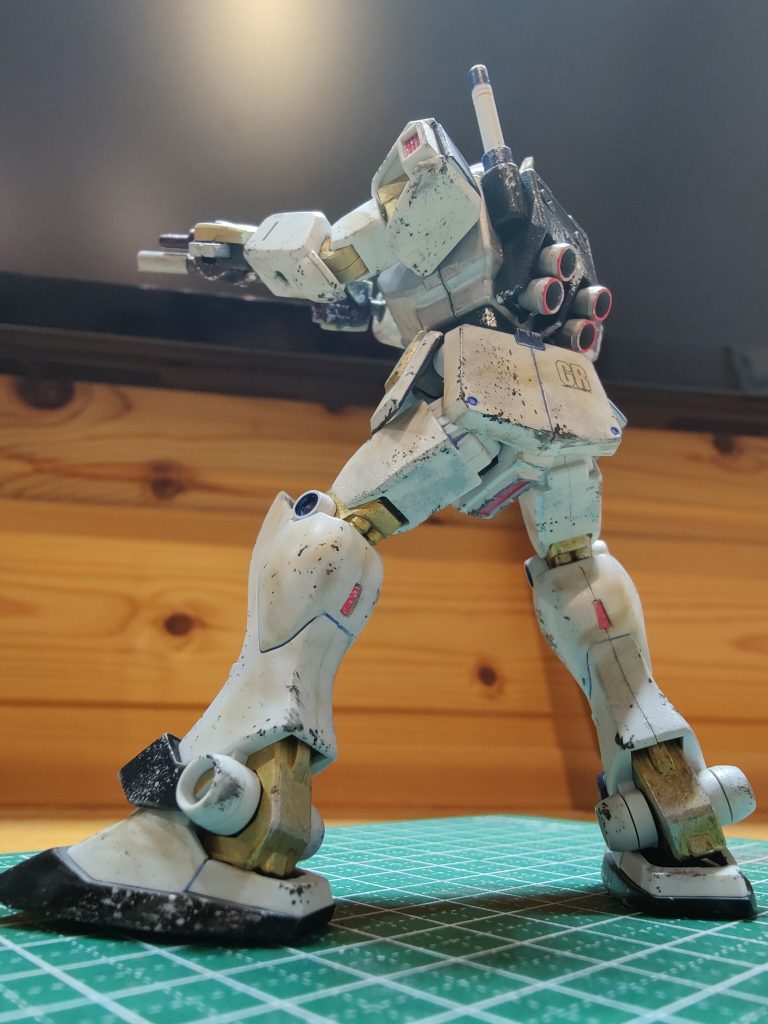 青、金、黒、シルバーで部分塗装して艶消しトップコート、エナメル塗料でチッピングしてからタミヤウェザリングマスター。量産機は汚しがいがあるわ〜