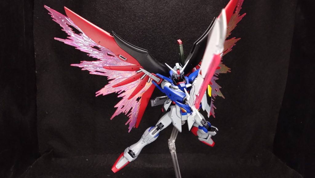 「そんな寝ぼけた分身が通用するかぁっ!!」アロンダイト構え光の翼はトランザムホロレッドマーカーで塗装、角度に応じてギラギラ輝いて素敵