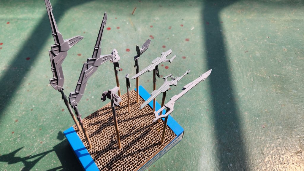 初のエアブラシを使った全塗装の為、サーフェイサーは確認しやすいように全てグレーで行っています