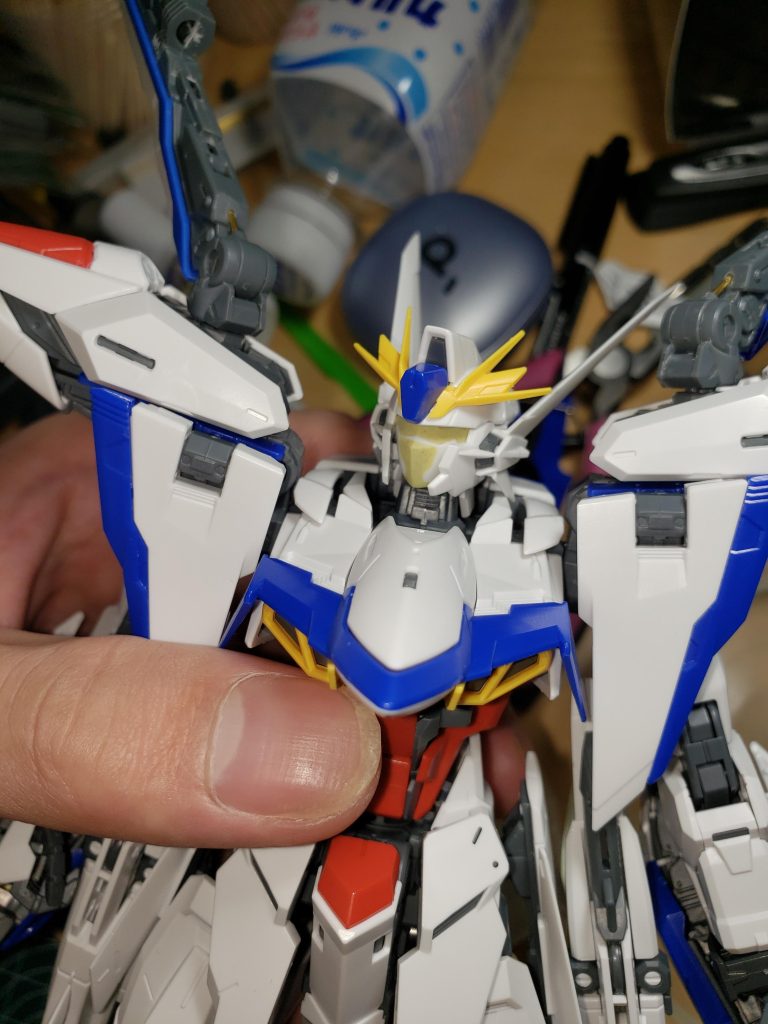 まずは機体のコンセプトから。この機体は  終戦に伴い設計図のみで終わったADFプロジェクト最後の機体で、戦場を支配するための最新の武装をとにかく詰め込んだ結果全体が大型化し、これまでとは一線を画すデザインに。ADF/AGE-14の後継機として開発され、通常の空母や巡洋艦には搭載できず、専用の超大型ステルス巡洋艦ヴィーズルで運用される。という設定です。要するに、強い機体を追い求めて来た計画の中で作られた最強の機体という設定です。