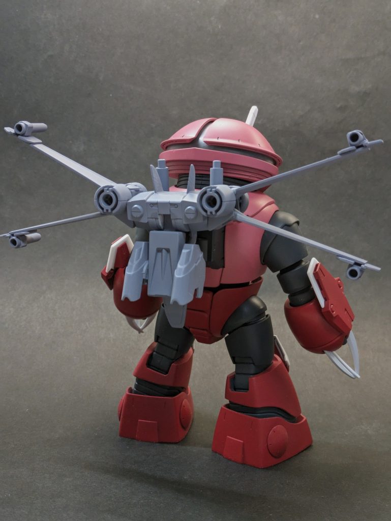 ベースはHGUCのアッガイです。カラーリングはフリーダムのズゴックを参考にし、特徴のある部位をジャンクパーツで再現。そのままでは胴体がずんぐりしているのでボディを真ん中からぶった切り、腹の関節を追加してメリハリのある体型に。