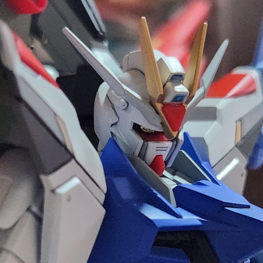 個人的にお気に入りのRGのパッケージ風にアップで取りました(笑)頭部センサー等はUVレジンで硬化させています