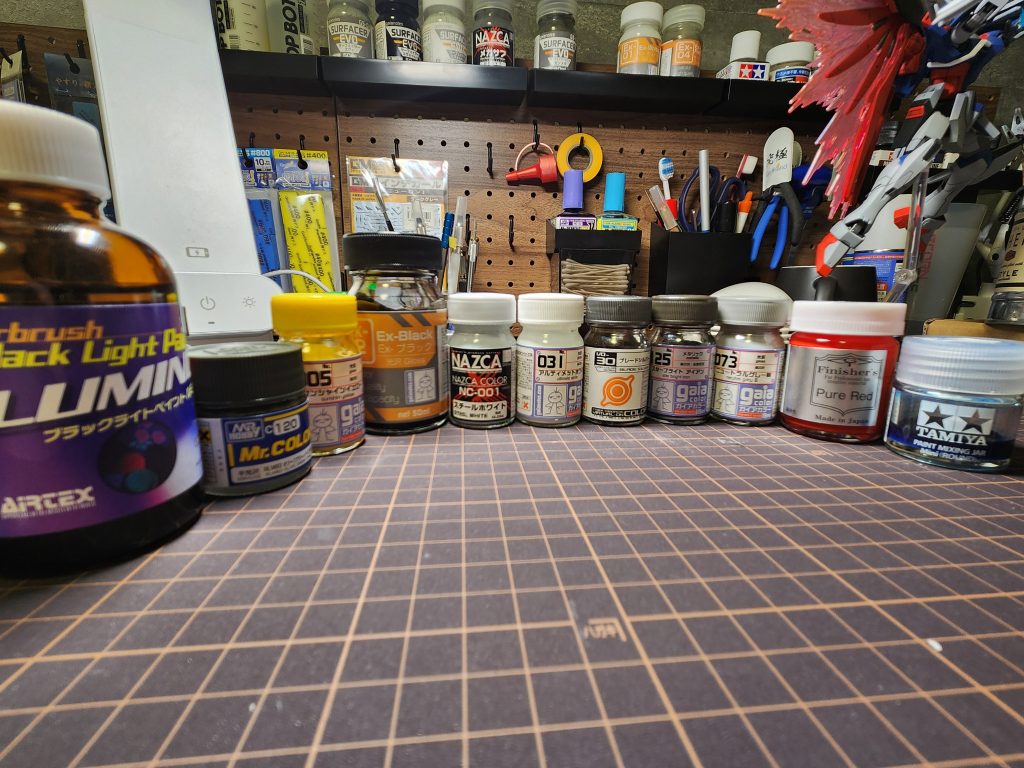 使用した塗料。ブルーのみ調色で作りました。