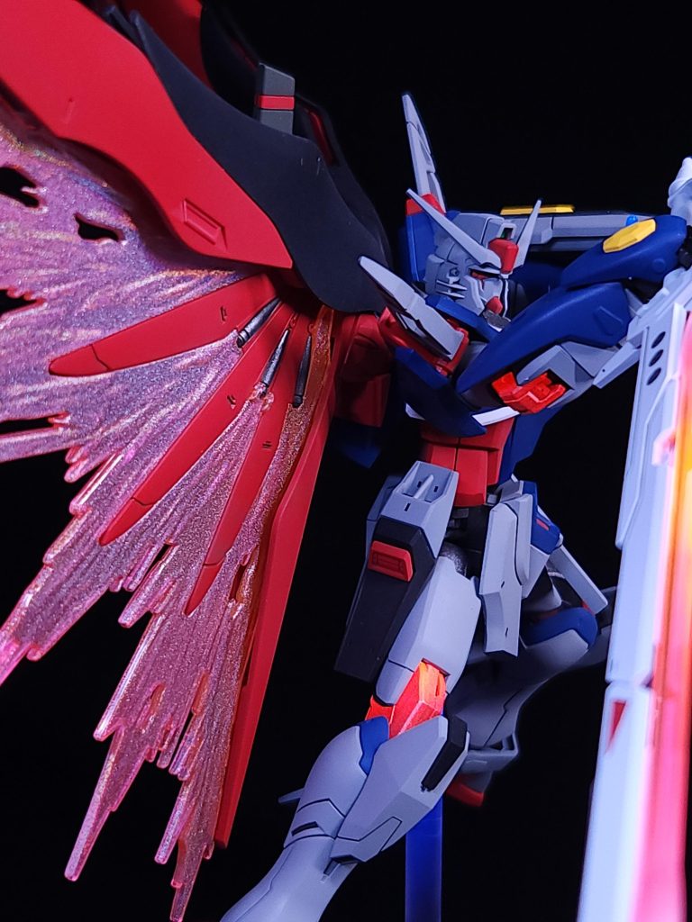 最大出力時の関節の発光はエアテックスの「ルミネ」で塗装してUVライトで赤色に発光するようにしてます。