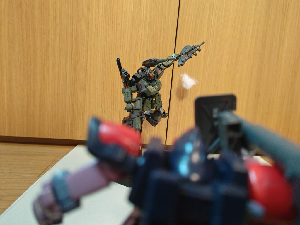 ドゴォォン(バズーカの音)ドムトローペン「なっ…!避けただと!」ガンダムスパルタン「甘いな!」ドムトローペン「こいつ速いぞ!気を付けろ!」