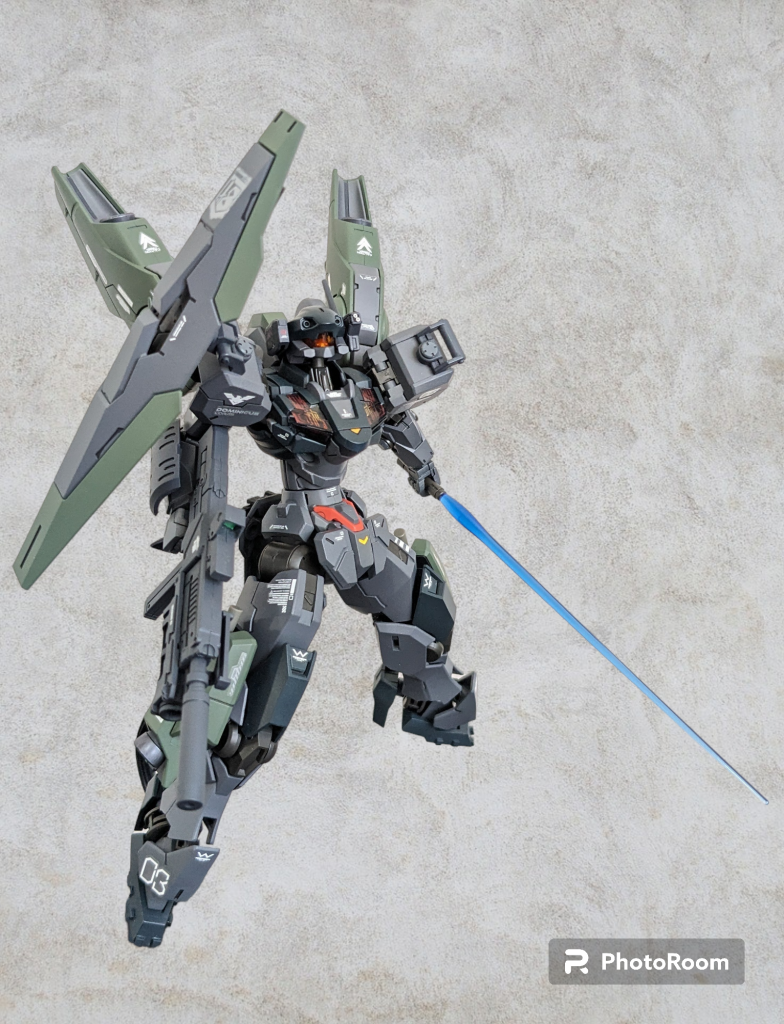 シールドは肩に左右どちらでも装備可能。背部ブースターは上に向けるとシルエット変わっていい感じです✨