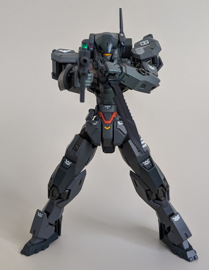 軽装。自立安定の為に踵は後退、足部はプラバンで前方、横幅を延長、ブーツっぽくアクセントを貼りました。