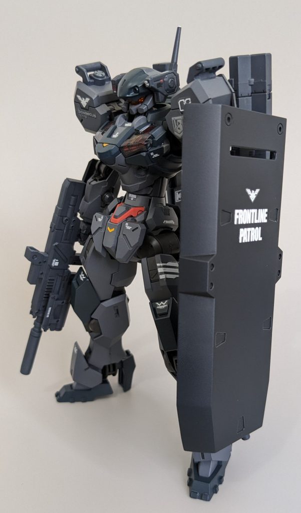 ミオリネがベネリットグループ総裁となり、ガンダムタイプMSは開発禁止となった。各社は拡張空間技術とドローン兵器を主軸に開発を拡大させていく。それらに伴い、ドミニコス隊の役割も多岐に渡り、様変わりした。新生ドミニコス隊の任務はグループ内の監察、アーシアンに対するスペーシアンの弾圧阻止、紛争介入、宇宙議会連合の監視等、これまでの規模では対応が難しい状況となり、新機種開発と多数配備が急務となった。