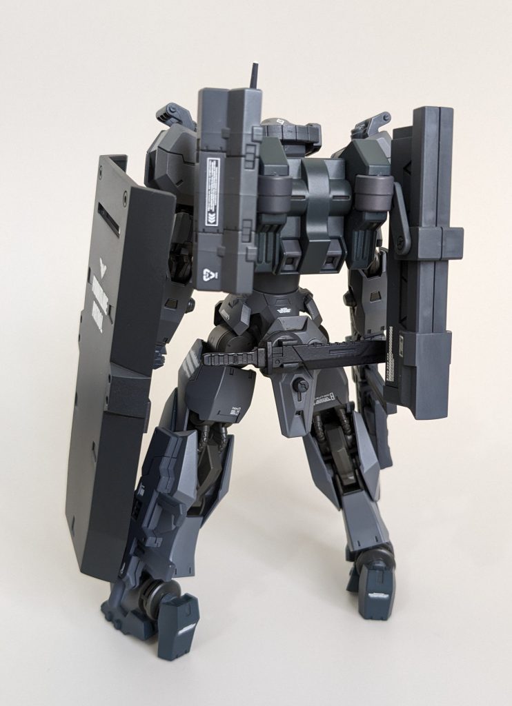 左脚側部にネオジムでビームカービンをマウント。ケナンジが実務上のトップとしてパイロット育成の教官を兼務。ケナンジの上司はミオリネ。ミオリネの理想に助力すべくパイロット復帰を決めたスレッタの他、アーシアンであるチュチュも本機パイロットとして選抜されている。左脚太もものデカール剥げてる！😢新しいの貼ります😭