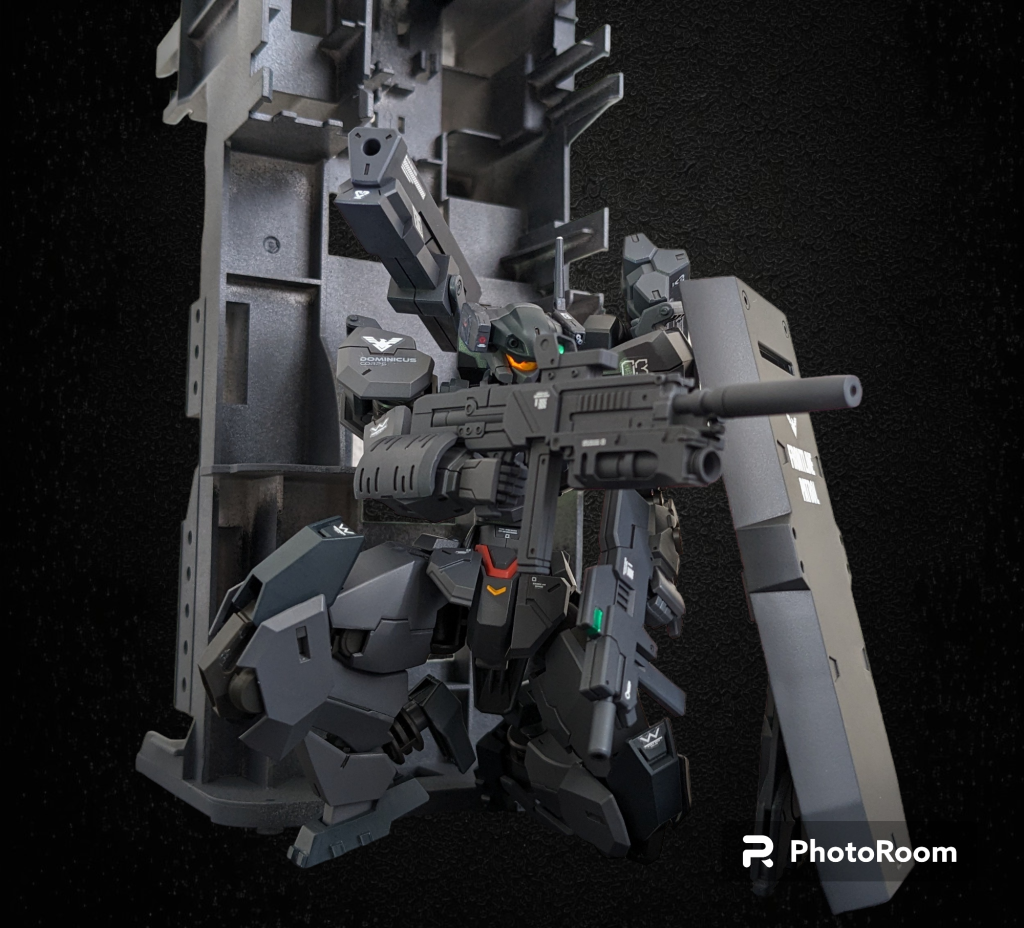 バイザーは内部のカメラパーツに蛍光塗料を塗っています。シールドは可動脚つけたので自立します。