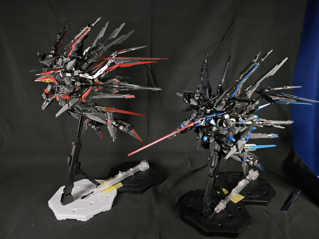 固定格納式高出力レーザー砲胸部に搭載されるレーザー砲。一般的なビームライフルなどのパルス式のビームとは異なり、鉄血のオルフェンズのモビルアーマーのような、まさしくレーザーのようなビームを形成する。対艦や対地など動かない目標などに使われる。胸にちょうどいい感じにコックピットハッチがあったのでレーザー砲のパーツを自作してつけてみました。無人機という設定なのでコックピットが要らないので。もっと長いビームエフェクトを作ればよかったんですが、正直めんどくさかったので諦めました。