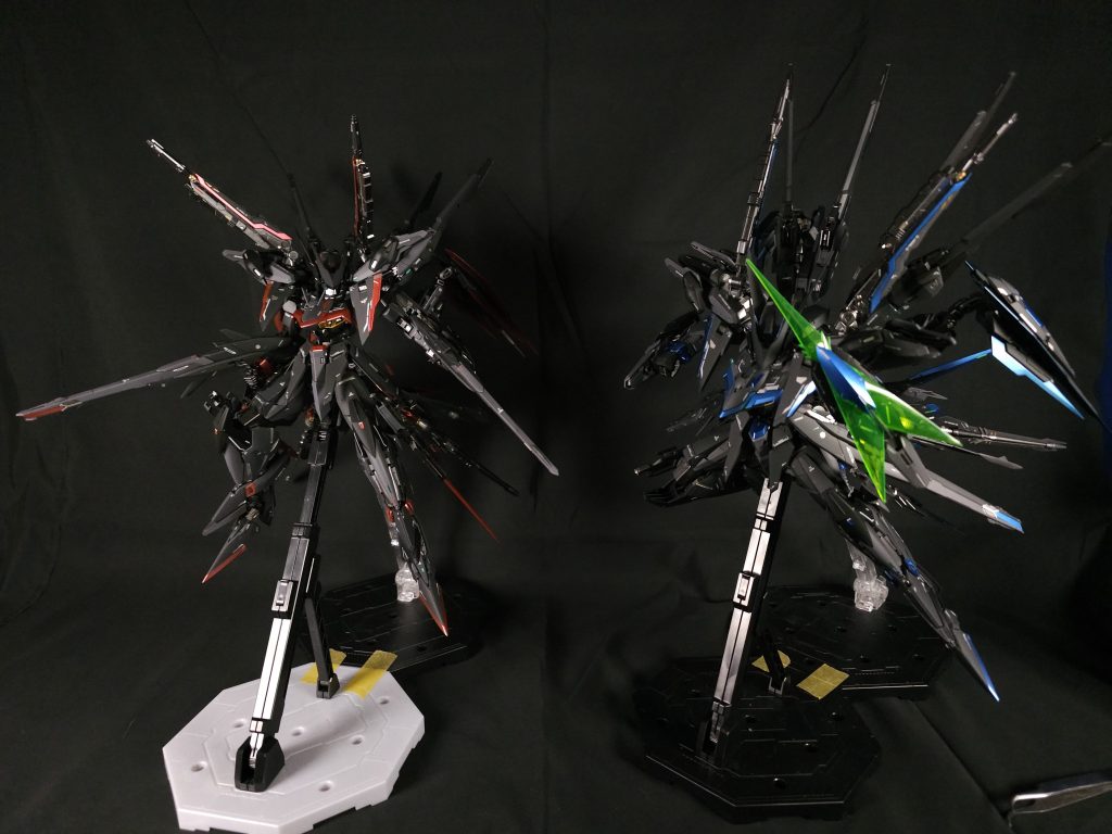 肩部ビーム砲両肩に装備されたビーム砲。その威力は相当なもので、ヴァルキリーリビルドビームライフルよりも少し威力が低い程度。可動域も広く、手持ち武装でもないので使い勝手がいい。対艦大型ビームライフルサイドスカートに装備される2丁の対艦用に使用できるほどの威力を持つビームライフル。射程も長く、スナイパーライフルのような使い方も可能。また、グリップを取り外すことでビームソードを形成可能。エクリプスを組んでて、フリーダムver2.0のパーツ使ってたので、ビームライフルのパーツが余るんですよね。それのディテールが凄かったので、ペーネロペーみたいに肩につけてみました。しかし、ビームライフル天板の白と青のパーツがついてないので、その為だけにフリーダムver2.0を4つ買うはめになりました。まぁのちのち買っておいて正解だったと思うわけですが。