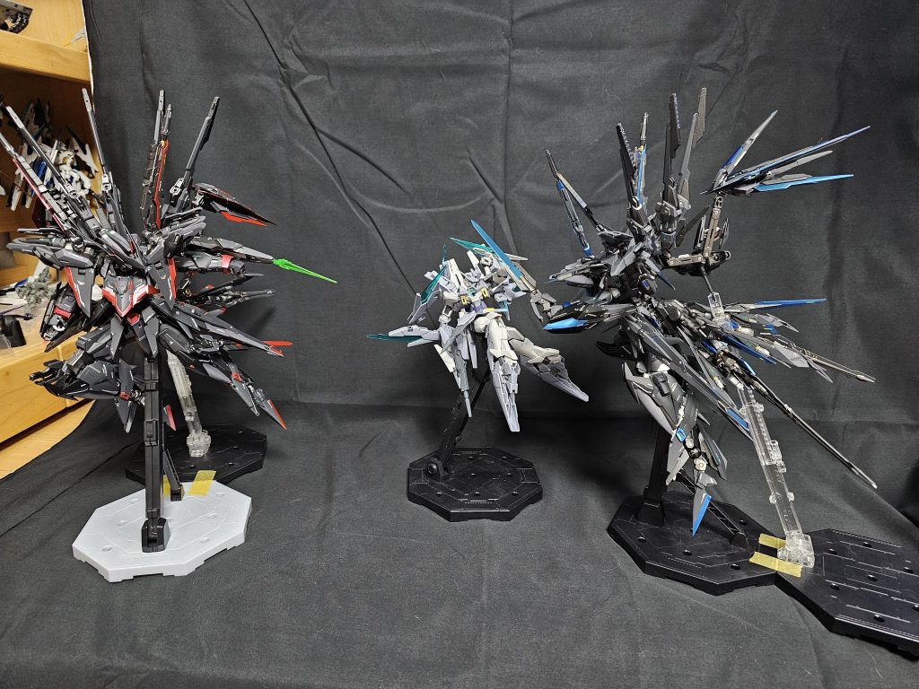 腕部多目的戦闘ユニット両腕に装備された兵装。ビームソード、ビームシールド、実体ショートシールド、ナックルガード、ビームマシンガンという幅広い武装を一つにまとめたものである。ビームマシンガンは通常時は使えないが、回転させ両端を逆向きにすることで使えるようになる。なお、搭載されるビームマシンガンは当時の量産機のマシンガンと同じもの。 AGE-2マグナムと戦わせているのに深い意味はありません。腕のユニットがなんかいい感じな形をしてたので、ビームソードを形成する方向とは逆の部分をビーム砲にしました。後ほど見せますが、銃口のように空けてあります。簡単工作ですね。