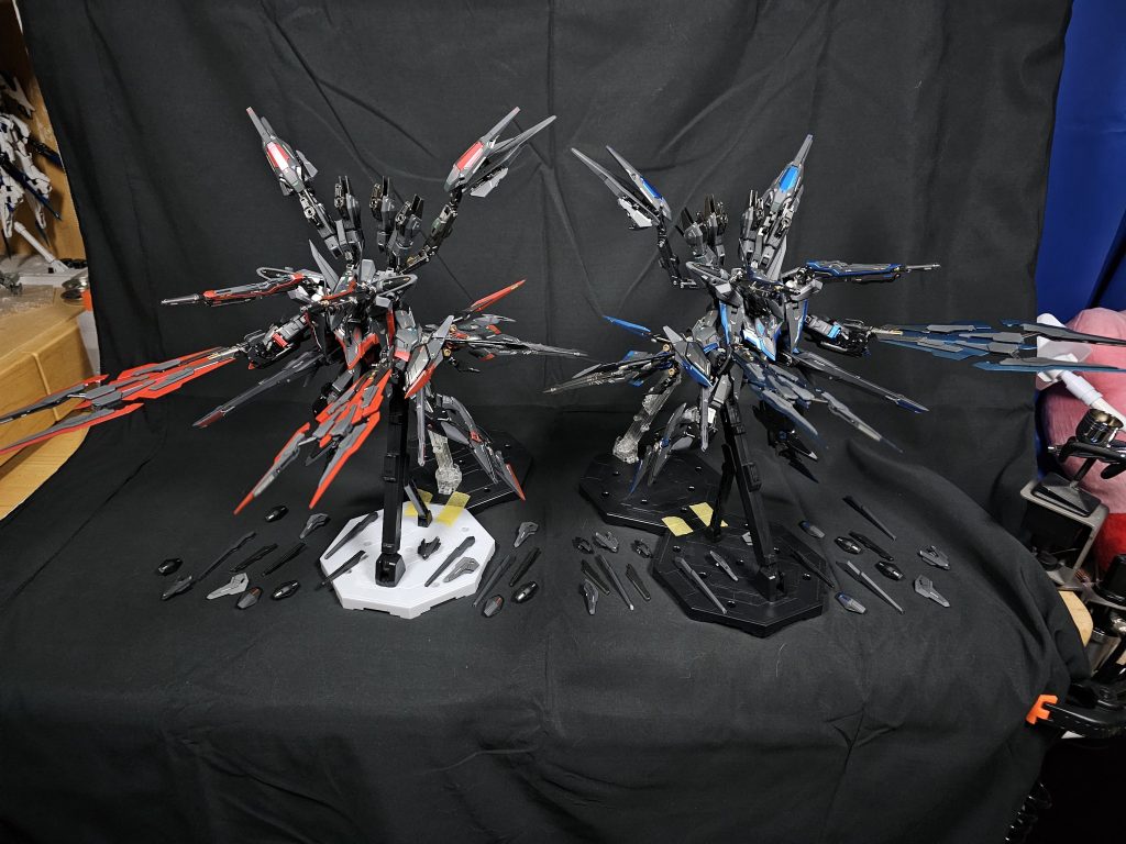 フルバーストモード。ガンビットは多すぎて台座が足りなくて諦めました。許してください。腰のビームライフルは腰にマウントした状態でも使用可能だが、手持ちの時よりは威力が大幅に落ちるという設定です。デカすぎて背景に収まりません。それぞれ単体で撮った方が良かったかな。