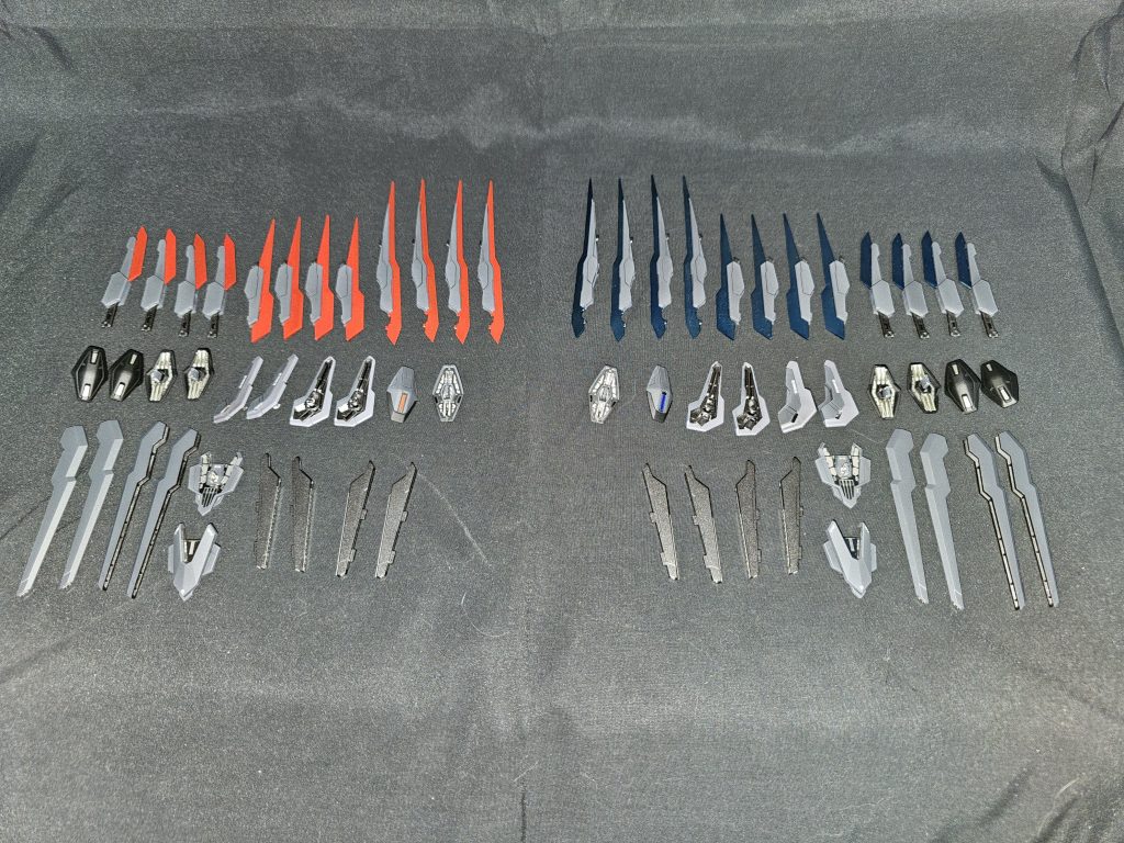 この機体がもつビット達。アリコーンと同じようにソードビットとガンビットを両方持っています。そしてガンビットはアリコーンがエアリアルのものだったので、それの強化版ということでキャリバーンのものを使いました。ソードビットは設定上ヴァルキリーリビルドと同じものです。なのでソードビット大小の2基でガンビットとして使用可能です。ビームシールドはガンビット、ソードビット両方で形成可能。皆さん知ってましたか? HGキャリバーンとHGエアリアル改修型のガンビット比べてみてください。造形やらはめ込む突起やら違うところが結構あるんですよね。ちなみにキャリバーンの方が全体的に面が出ていて、グレーのガンビットの突起が短いです。