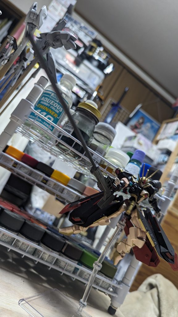 超長距離ライフル:ゴールポンオーロのメインアーム。高火力と速射性を維持させる為これ以外の武装を一切持たない。理想はWのツインバスターライフルだったが、あの火力には届かなかったので速射性で補う形に落ち着いた。