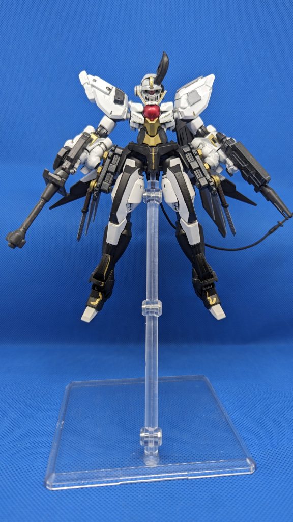 葉加瀬冬雪さんの悪魔衣装モチーフの本機、比較的コンパクトにまとめられているので機動力は高め。重い一撃よりも継続的にダメージを与えることを主眼とし、投げナイフ、小口径銃、ビームナギナタと様々な武装を持つ。