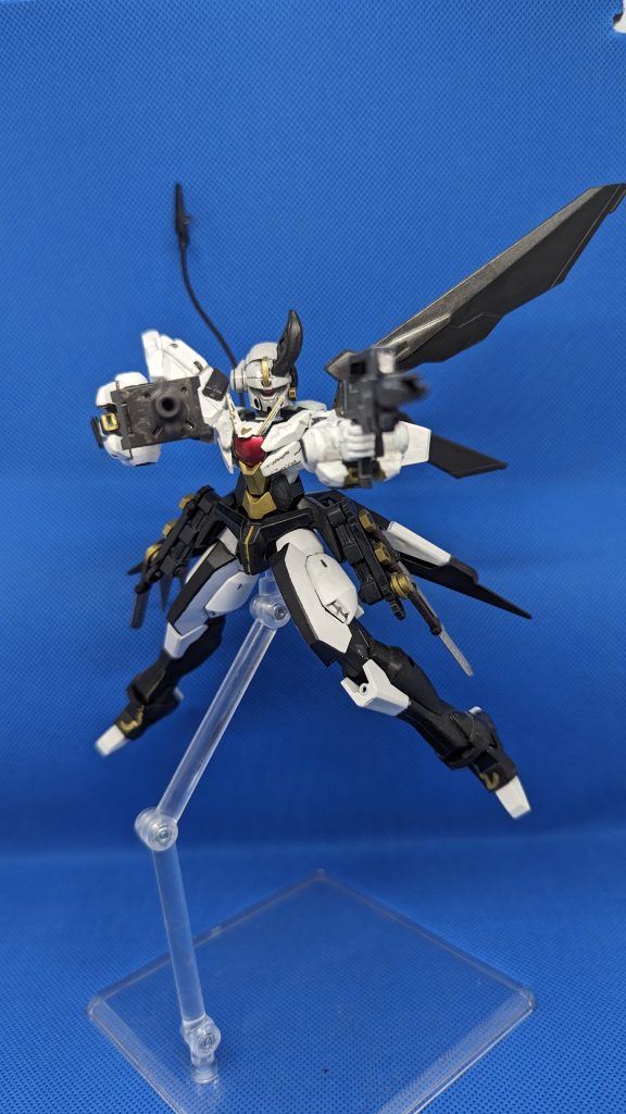 地上で戦うよりも空中戦を得意とする。腰部のナイフはパルス武器でもあるので、主に牽制用に使われることが多い。