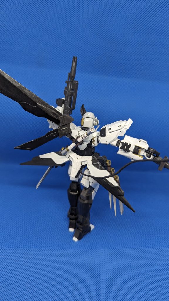 バックショットこっちの方が好みかもしれない。袖口近くに固定式のビームサーベルを装備している為、唐突に懐に入られても対応できるようになっている。