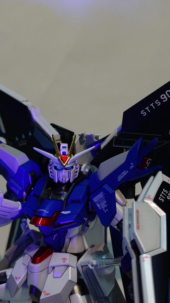 ツインアイも蛍光ブルーにエナメルブラックで拭き取り、発光します✨