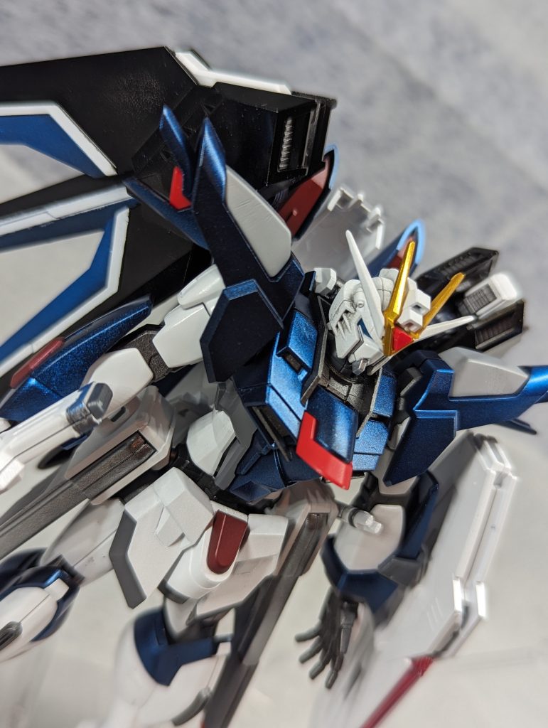 青はメタリックに。白はパールホワイト。赤はガンメタサフ吹いた後にサザビーレッドでメタリック調にしてみました。胸と頭の赤は白サフの後にサザビーレッド。