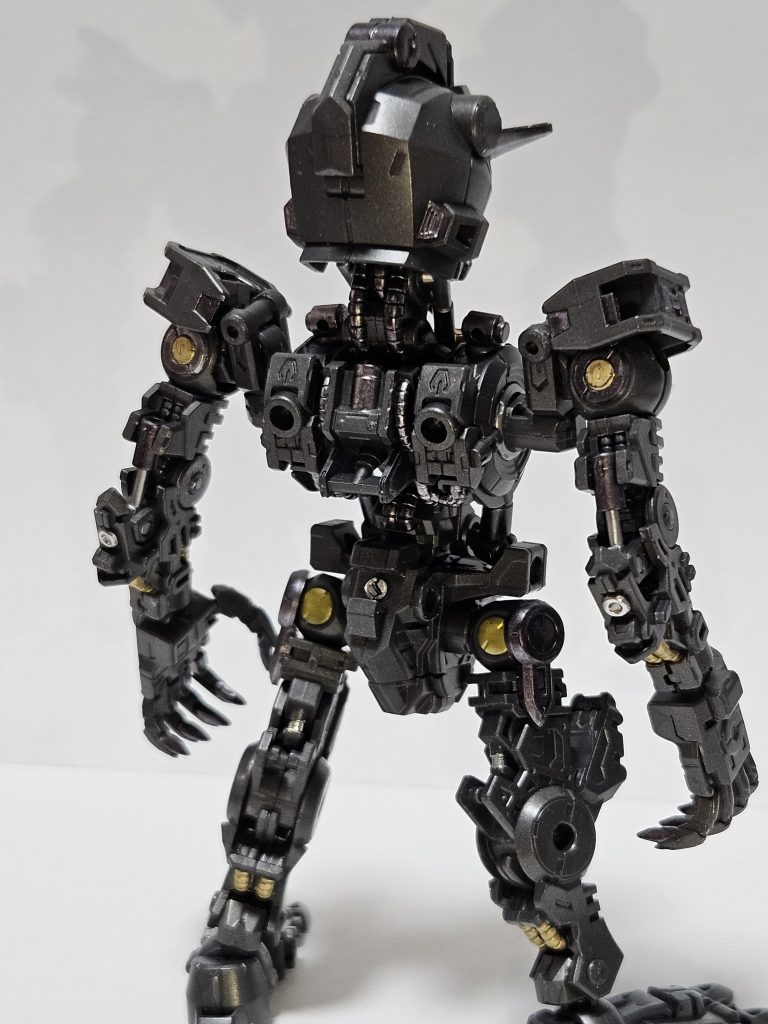 フレームはガンダムマーカーで部分塗装（ムラがありますね）。半光沢のトップコートを吹いています。背中のパイプは塗り分けたらいい感じにセクシーになりました。