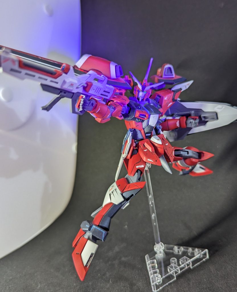 目はブラックライトで光るように