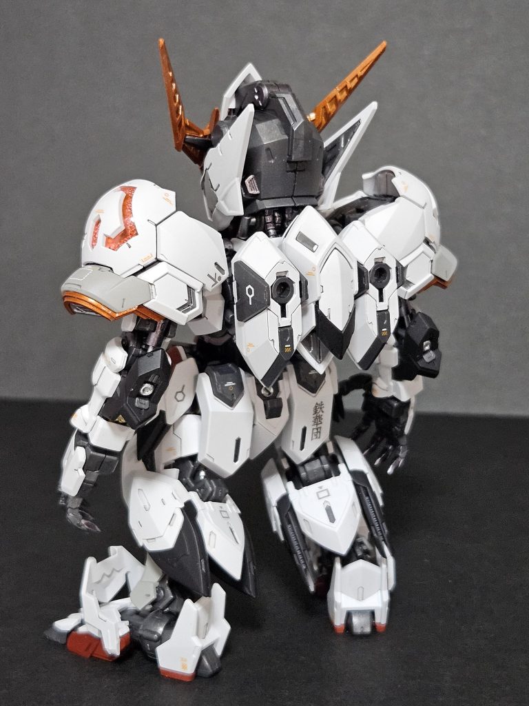 トーンを押さえ目にしたカラーリングに、オレンジのメタリックがアクセントとして映えるようにしました。また、コーションデカールも合わせてオレンジに。ちなみに水転写式デカールは初挑戦しました。装甲のホワイトは、密度を上げたくてRG風に一部をライトグレーで塗り分けています。