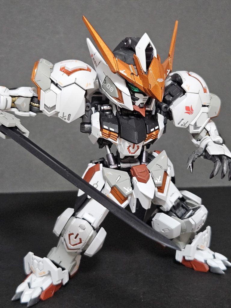 太刀がポージング時に取り回ししやすくて好き。造型が良いのでどんなポーズさせても映えますね。デカールの位置取りやトップコートの光沢度合の使い分けなど、自分なりにこだわって作って楽しかったです。ご覧いただきありがとうございました！