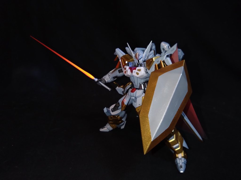 騎士っぽさを出したシールドを持たせたくてランスロットのエナジーシールドを塗装、接続部を作り本体から排除したサーベルを格納できるようにしました。