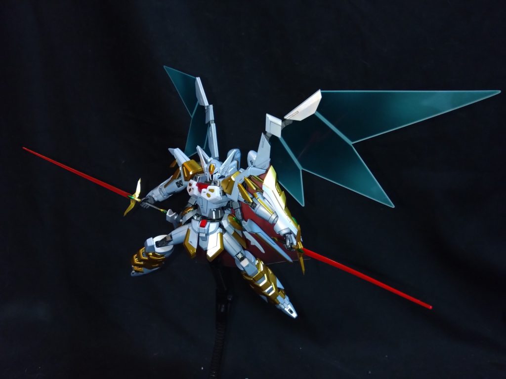 高速戦闘形態エナジーウイング展開形態になります。　　　　ランスロットアルビオンとのミキシング案を考えた時にまずはこの羽を取り付ける所から考えてました😁　　　　　　　　　　　　　　　　　　　　羽の取り付け位置を考えるのが今回の一番の難所だった気がします(^_^;)