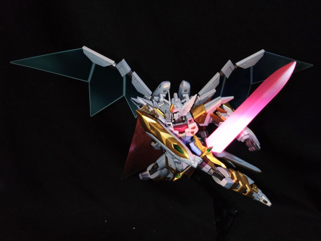 今回は完成間際まではすんなりできたのですが体調崩したんで完成までにえらく時間を使ってしまいました(^_^;)　　　　　　　　　　　　　　　完成してみたらもうコードギアスの機体にしか見えなくね？と思いながらもやりきってみました😁なかなか面白い作品になったかなと思います👍　ルドラなどの他の機体でも騎士らしい見た目に変えたミキシングでオリジナルの騎士団もいずれは作りたいですね〜