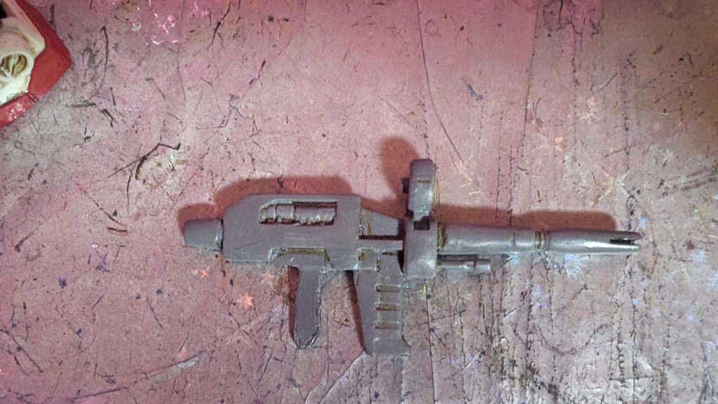 改造点①なんと!ビームライフル右部は肉抜き穴になっていて(!)エポパテで埋めてそれらしくしてあります。