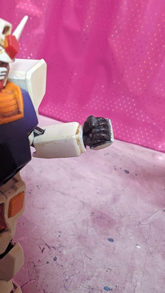 改造点③なんと手首も肉抜き穴があったので、ビルドナックルに交換しました。少しだけ手首の可動範囲が広がりました😅