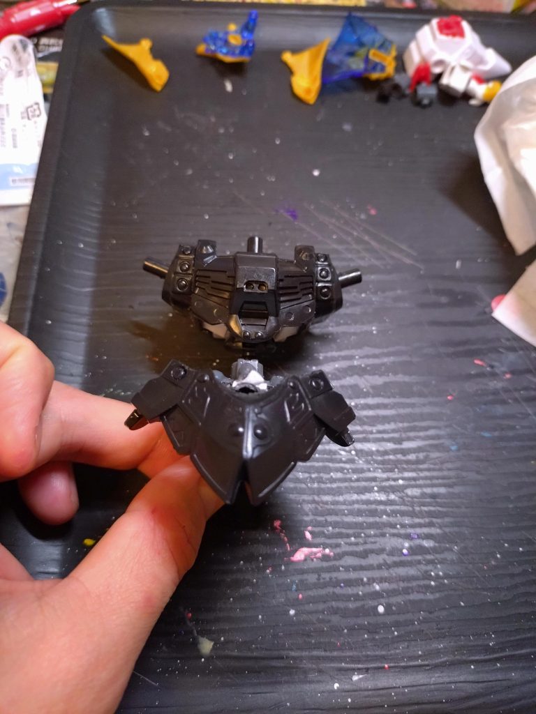 胴体をぶった切って、可動を仕込みます。両手両足ともジャンクパーツや他のSDパーツを拝借して可動できるようにしました(^o^)