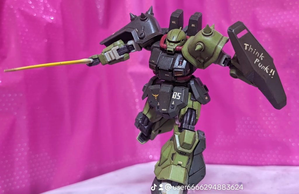 ビームサーベルとオプションシールドを装備。オプションシールドの文字は細筆で手描きです(^_^;)