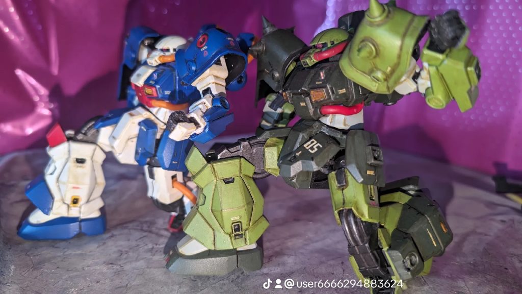 HGホビーハイザックよりも脚部動力パイプがない分、膝立ちが少し深く出来ます。