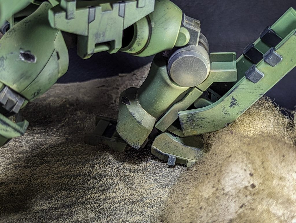 今回はいつもと違いウォッシングは行わずにエアブラシでフワッとミスターカラーを吹きつけて汚しています。大まかに塗料をのせた後､エア圧低め塗料の吐出量多めで霧吹きのように吹き付けることで泥跳ねが乾燥した感をだしてます。